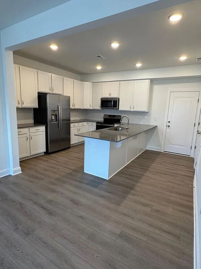Building Photo - Stunning New Construction 3BD, 2.5BA Cary Townhome-Style Condo with a 1-Car Garage in a Prime Loc...