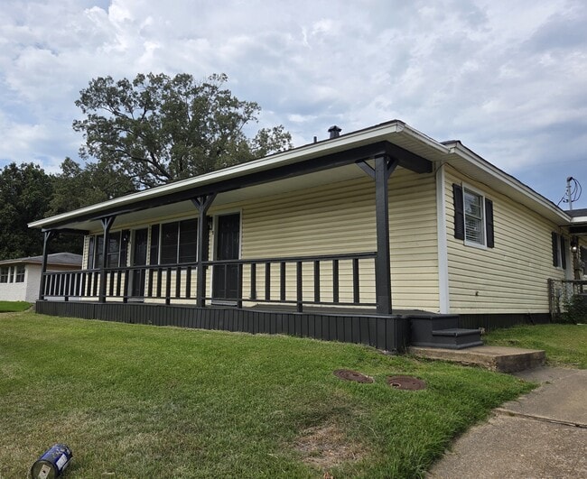 Building Photo - 3001 Jefferson Ave