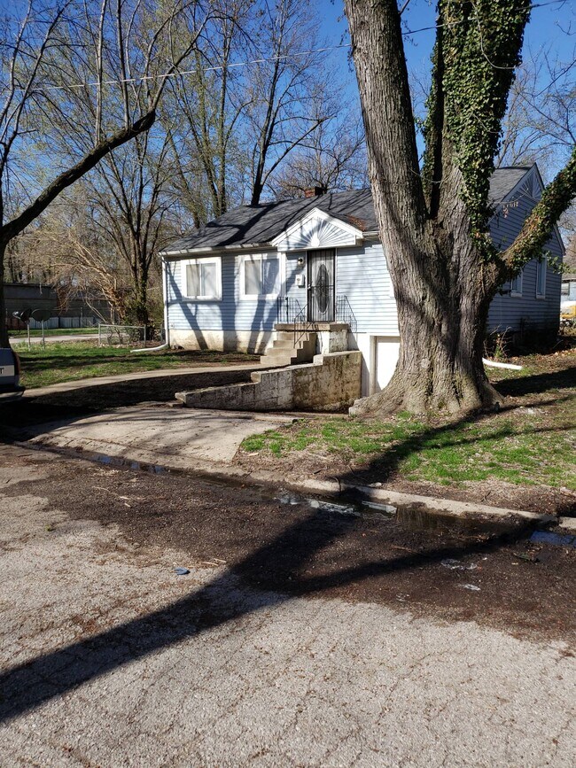 Building Photo - 6658 Flora Ave