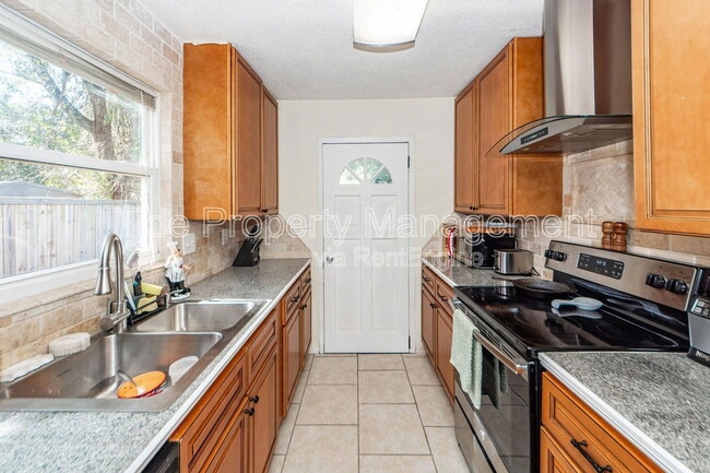 Building Photo - 1233 Hawthorne Cir