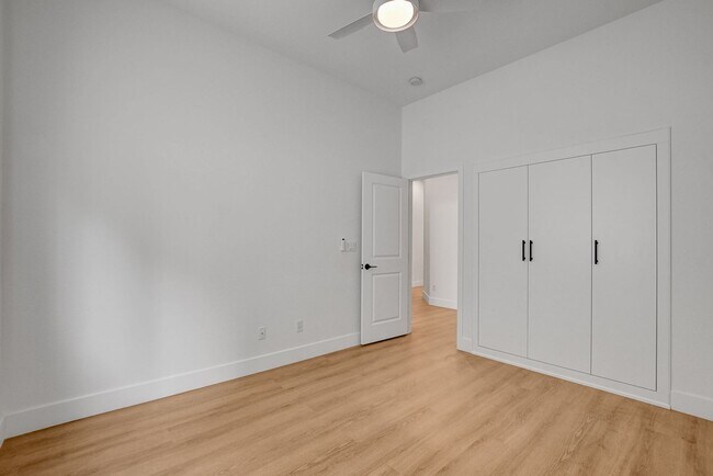 Building Photo - Popular Seven Hills Area, 1-Story, Complet...