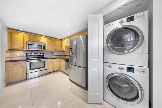 Building Photo - 3520 Oaks Way