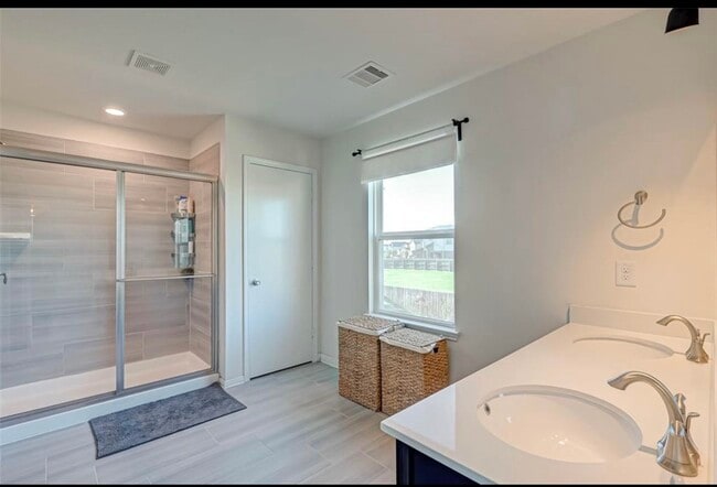 Building Photo - 16330 Oakside Hollow Ln