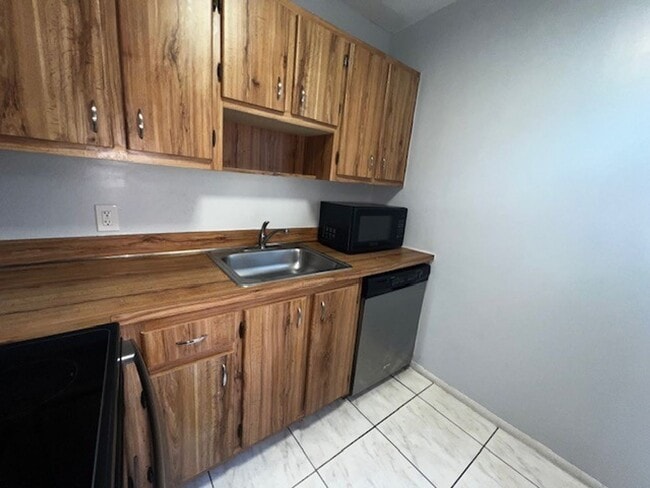 Building Photo - MOVE IN NOW!! 2ND FLOOR CORNER 2x2 UNIT WITH SCREENED IN PORCH!