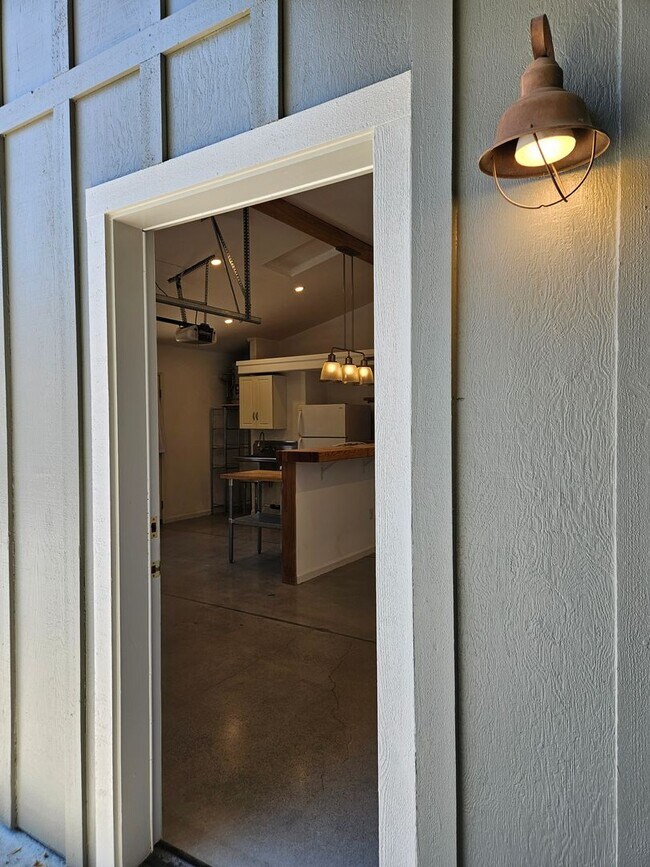 Building Photo - 1 Bedroom 1 Bathroom Detached ADU with A/C and all utilities included