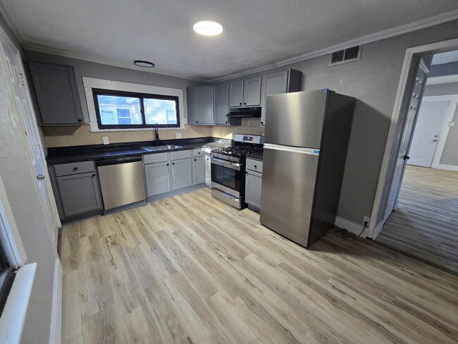 Building Photo - Beautiful 3BR/1BA Home on East Edgar Avenue