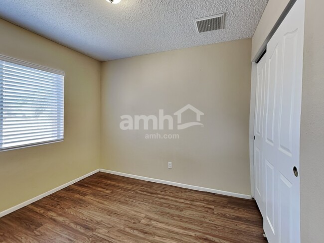 Building Photo - 9509 W Echo Ln