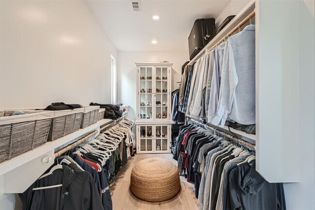 Building Photo - 705 E Monroe St