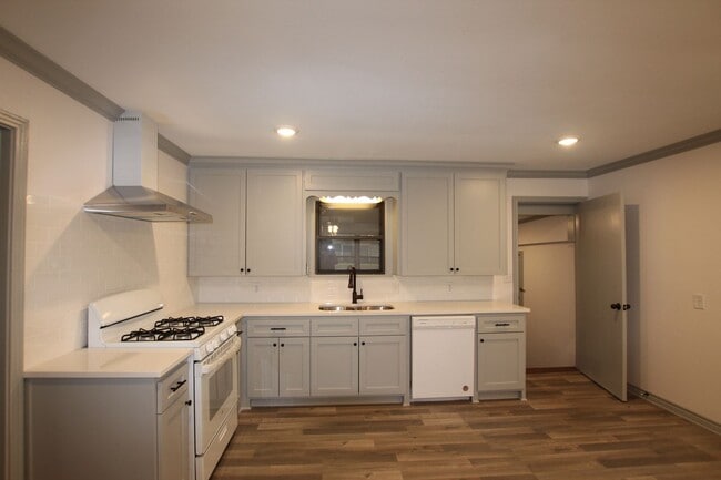Building Photo - Tour Today! Updated 3 Bed 2 Bath Rental! S...