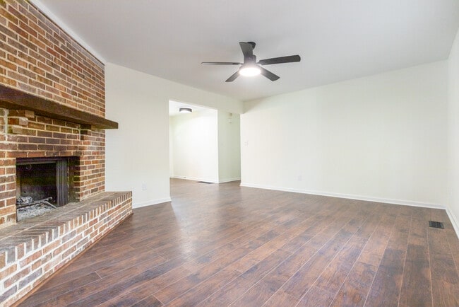 Building Photo - 605 Bonnie Bell Ln