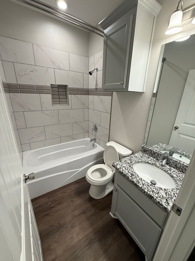 Building Photo - Modern 3-bed/2-bath!