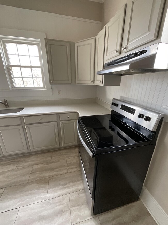 Building Photo - 603 Poplar Ave