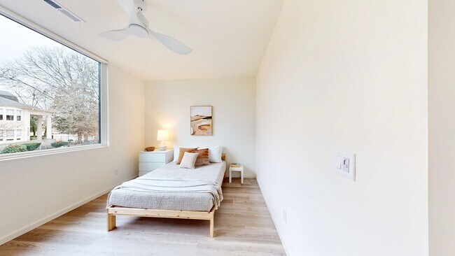 Building Photo - Professional Coliving - Private Room & Wal...