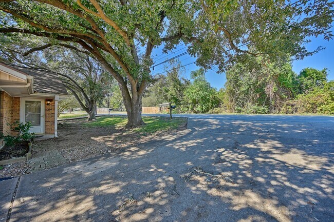 Building Photo - 600 E Stone St