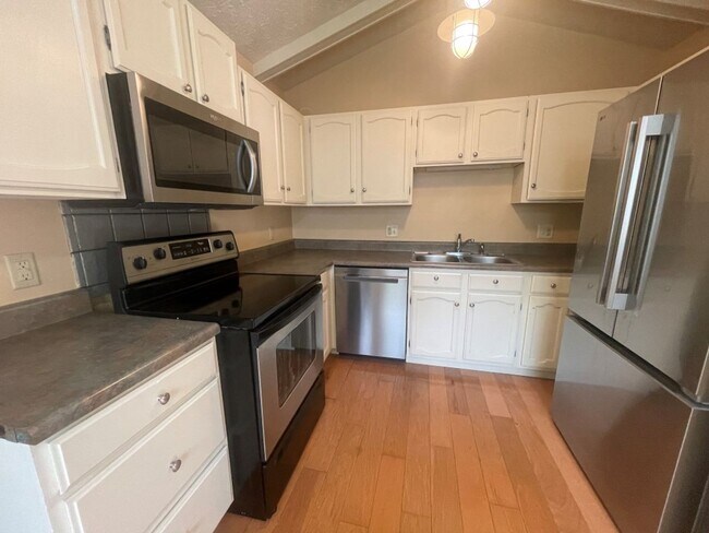 Building Photo - Bellevue Home For Rent!