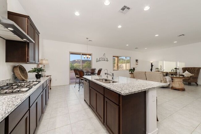 Building Photo - Beautiful home in Gated Dove Mountain Comm...