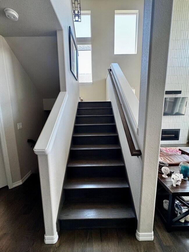 Building Photo - Stunning 5 Bedroom Home in Cordera with access to Community center with pool