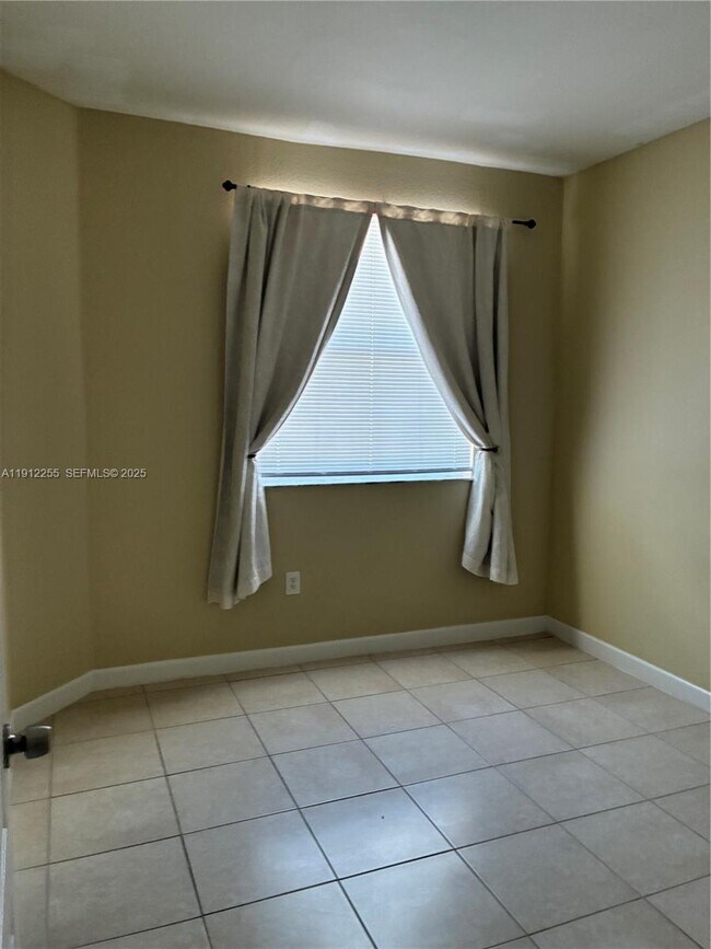 Building Photo - 1666 SE 27th Ct