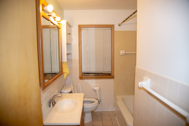 Main level bathroom with tub/shower. - 1911 Talmage Ave SE