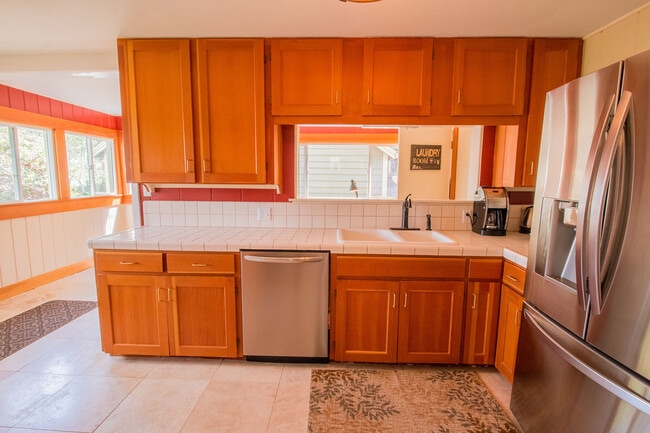 Building Photo - Zara's Cottage: Fully Furnished,  blocks t...