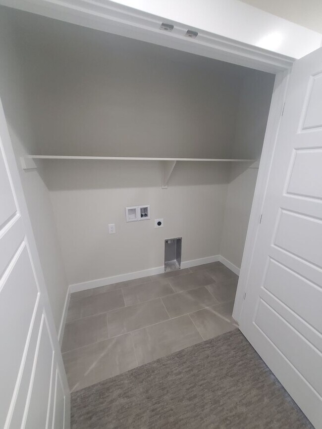 Building Photo - Updated and Very Spacious 3 Bedroom Townho...