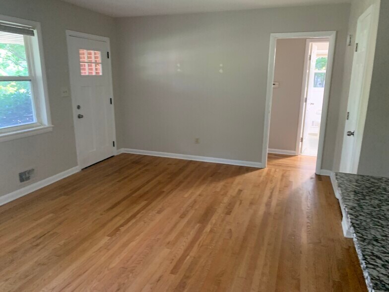 Entry way with hall closet - 561 Northern Ave