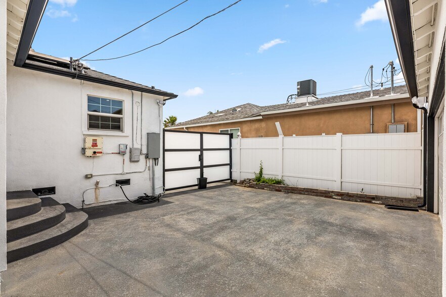 Building Photo - 7637 Radford Ave