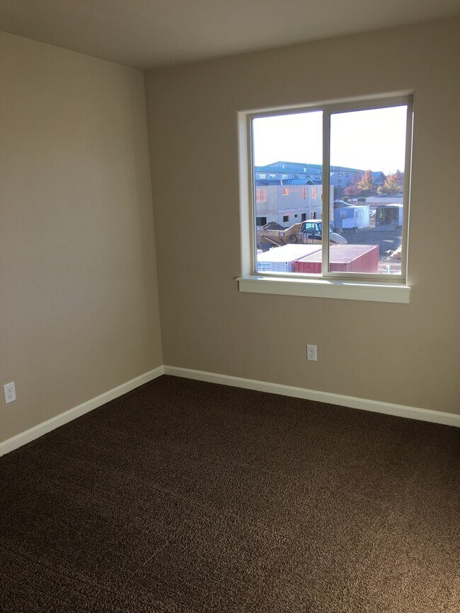 Building Photo - Gorgeous Newer Townhouse in NE Bend