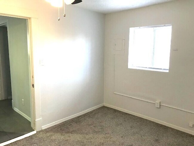 Building Photo - Gorgeous 2 bedroom in Barelas! Great location. Washer/Dryer. 1 car garage.