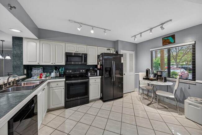 Building Photo - 2200 S Cypress Bend Dr