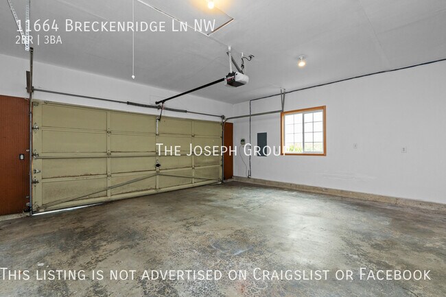 Building Photo - Centrally located 2 bed/2.5 bath in Silver...