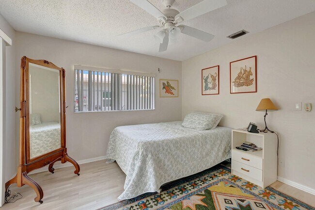 Building Photo - 14352 Amapola Dr