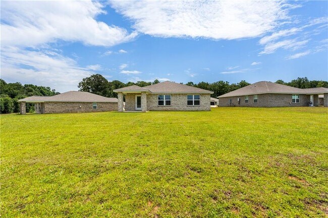 Building Photo - 2613 Windmere Dr E