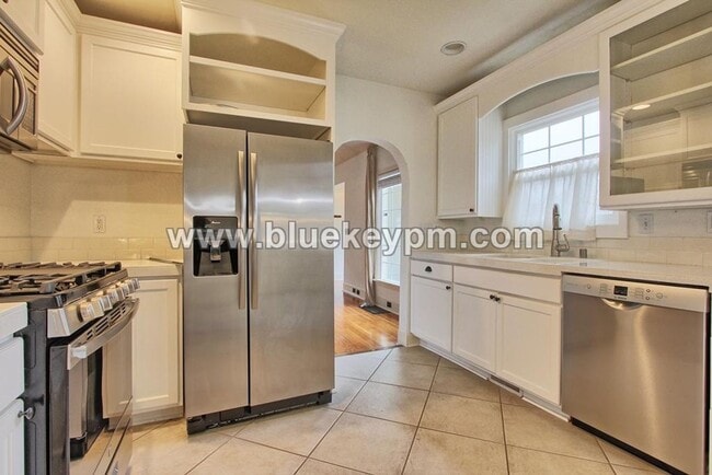 Building Photo - 3 Bed, 2 Bath Cottage in Uptown Vancouver with 2 Bedrooms on Main, Home Office and Bonus Room