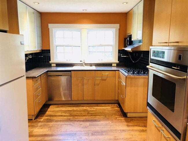 Building Photo - Beautiful 3 BR Home Near Bryan Park - Available July 2026!