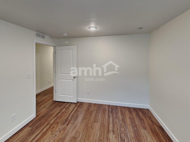 Building Photo - 8944 Royal Ln