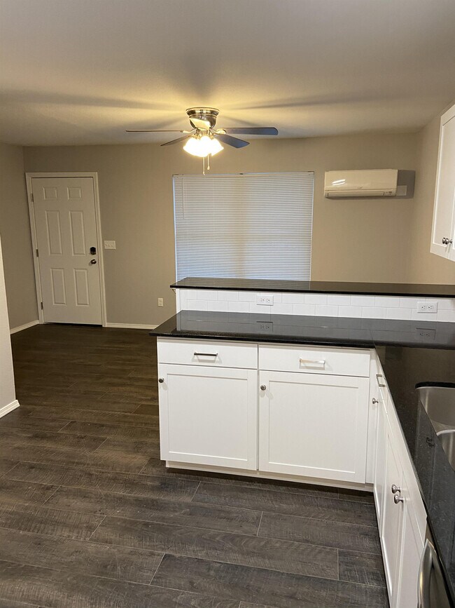 Building Photo - 507 W Broadway St