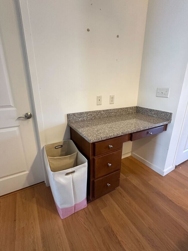 Building Photo - Gorgeous Condo!