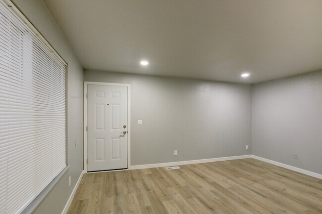 Building Photo - 1806 W 21st Ave