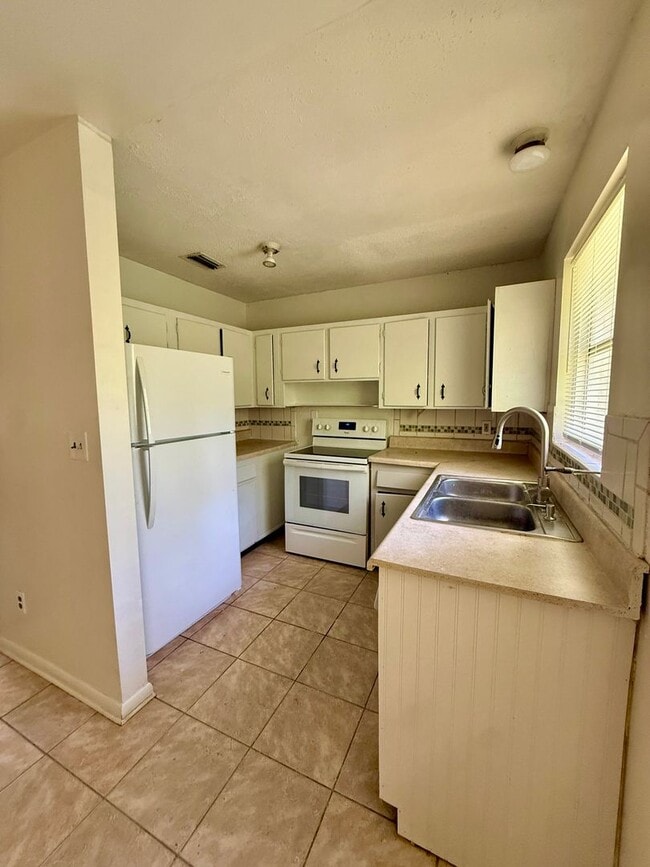 Building Photo - 1053 Legay Ave
