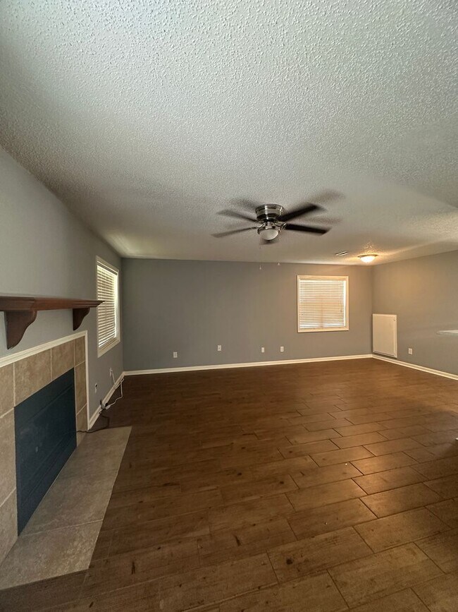 Building Photo - Briarwood West!  End Unit!