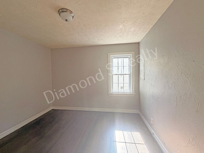Building Photo - Cute 2 Bedroom Home close to Bass Pro, WOW Museum, restaurants, & Shopping!
