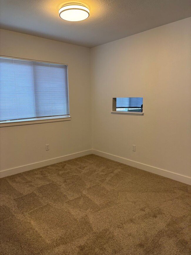 Building Photo - 2 bedroom 2 bath house!