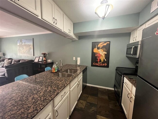 Building Photo - 1818 S Lakeshore Blvd