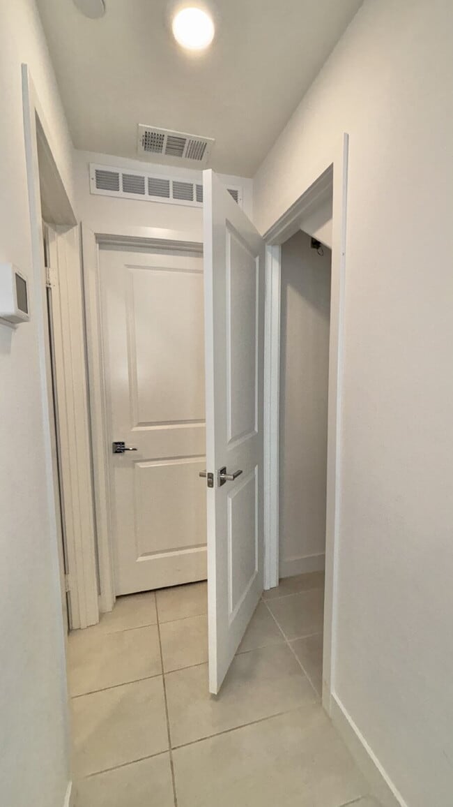 Building Photo - 4 Bedrooms Available University Park
