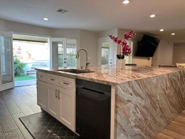 Building Photo - 2823 High View Dr