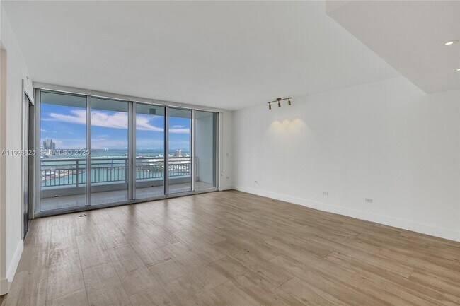 Building Photo - 848 Brickell Key Dr