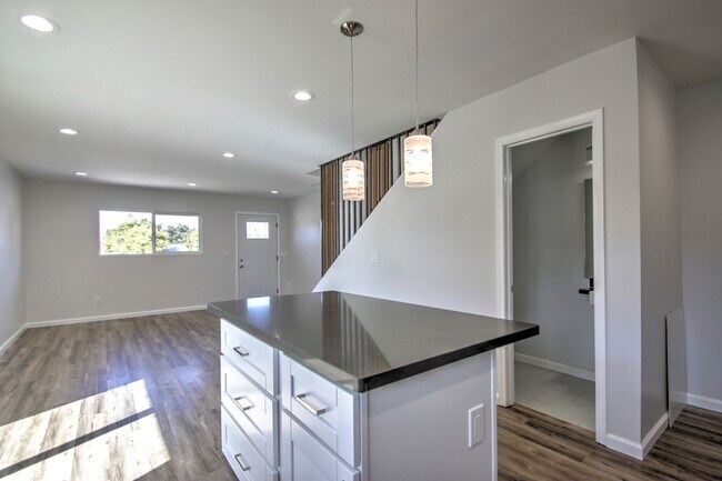 Building Photo - 3150-3150 Florine Dr