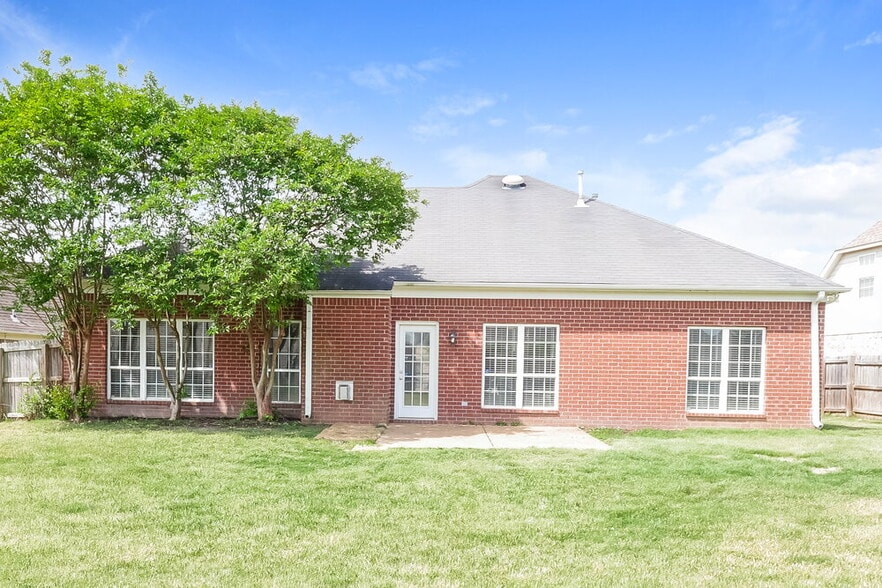 Building Photo - 8426 Linda Shore Cove