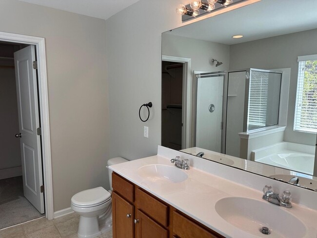 Building Photo - 450 Delmont Dr